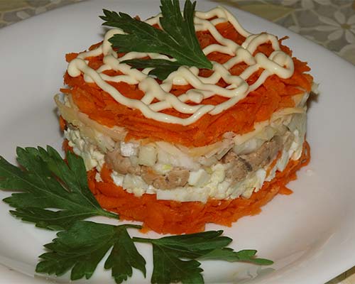 sloenyj salat s pechenyu treski i morkovyu