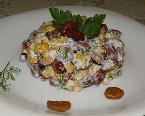 Salat s fasoljyu, kukuruzoj i suharikami