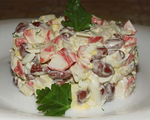 Salat s fasoljyu i krabovymi palochkami