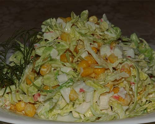 Krabovyj salat s kukuruzoj i kapustoj