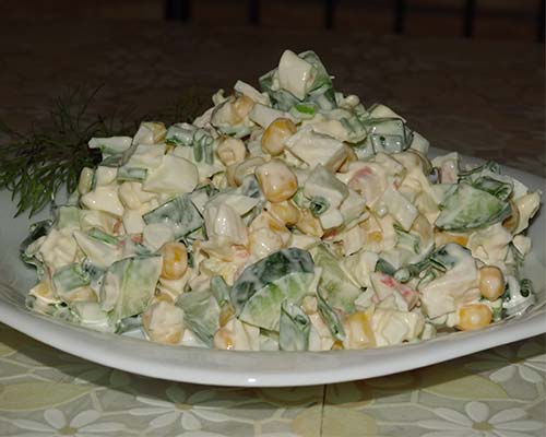 Krabovyj salat s kukuruzoj i ogurtsom