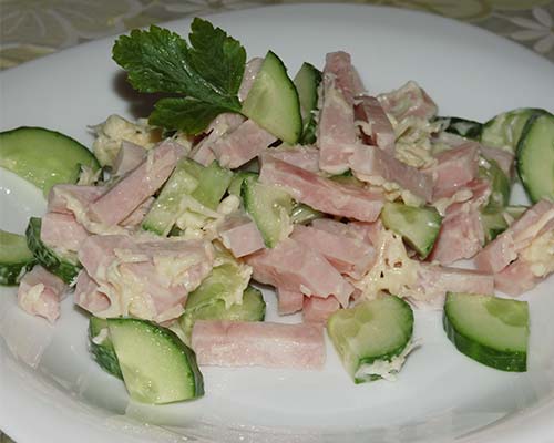 Salat s vetchinoj, ogurtsom i syrom
