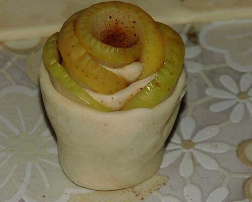 Розочка из слоеного теста с корицей и яблоком