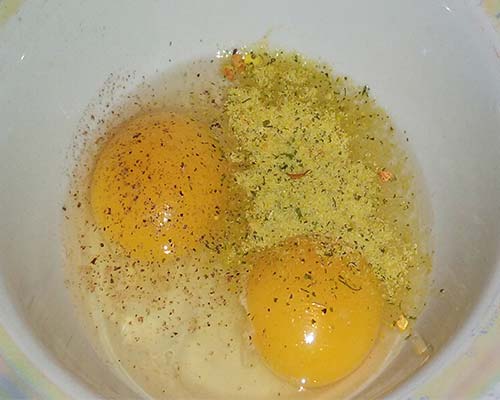 Сырое яйцо с приправами